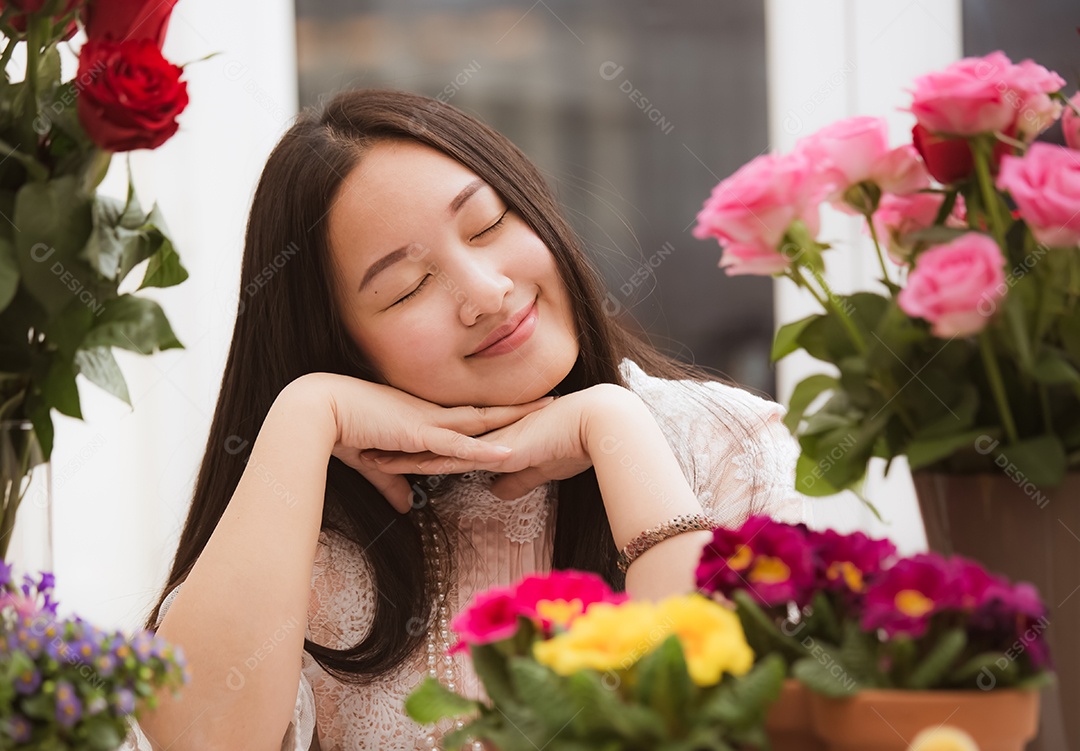 Mulher se preparando para aparar rosas vermelhas e cor de rosa e lindos arranjos de flores em casa