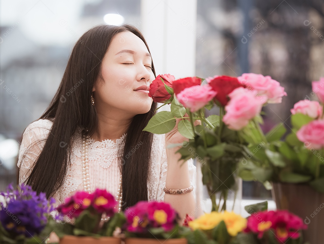 Mulher se preparando para aparar rosas vermelhas e cor de rosa e lindos arranjos de flores em casa
