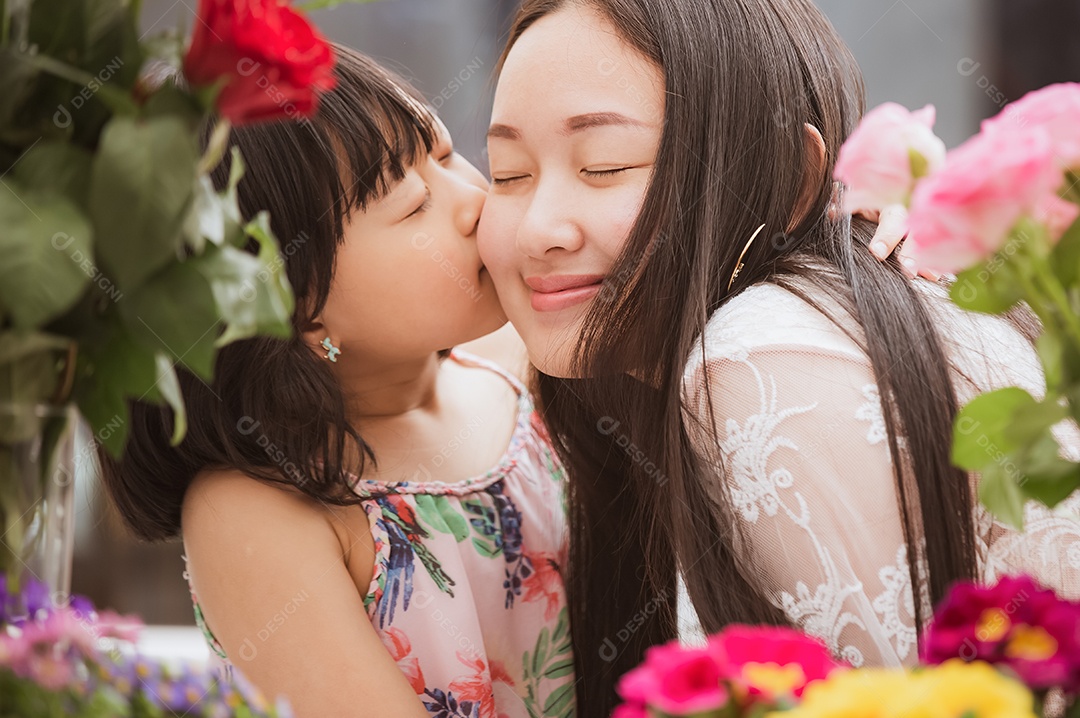 Mulher com família se preparando para rosas vermelhas e rosa e lindos arranjos de flores em casa