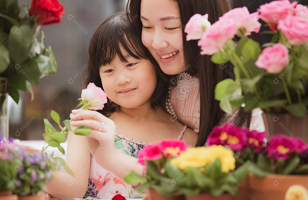 Mulher se preparando para aparar rosas vermelhas e cor de rosa e lindos arranjos de flores em casa