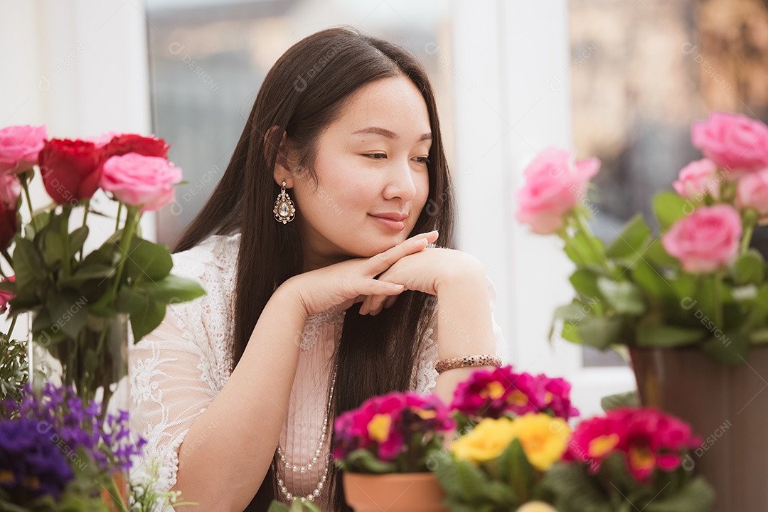 Mulher se preparando para aparar rosas vermelhas e cor de rosa e lindos arranjos de flores em casa