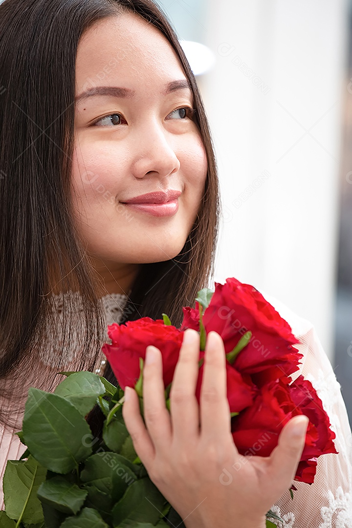 Mulher se preparando para aparar rosas vermelhas e cor de rosa e lindos arranjos de flores em casa