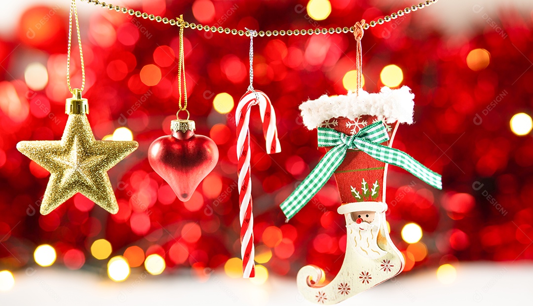 Decorações vermelha e dourada de natal