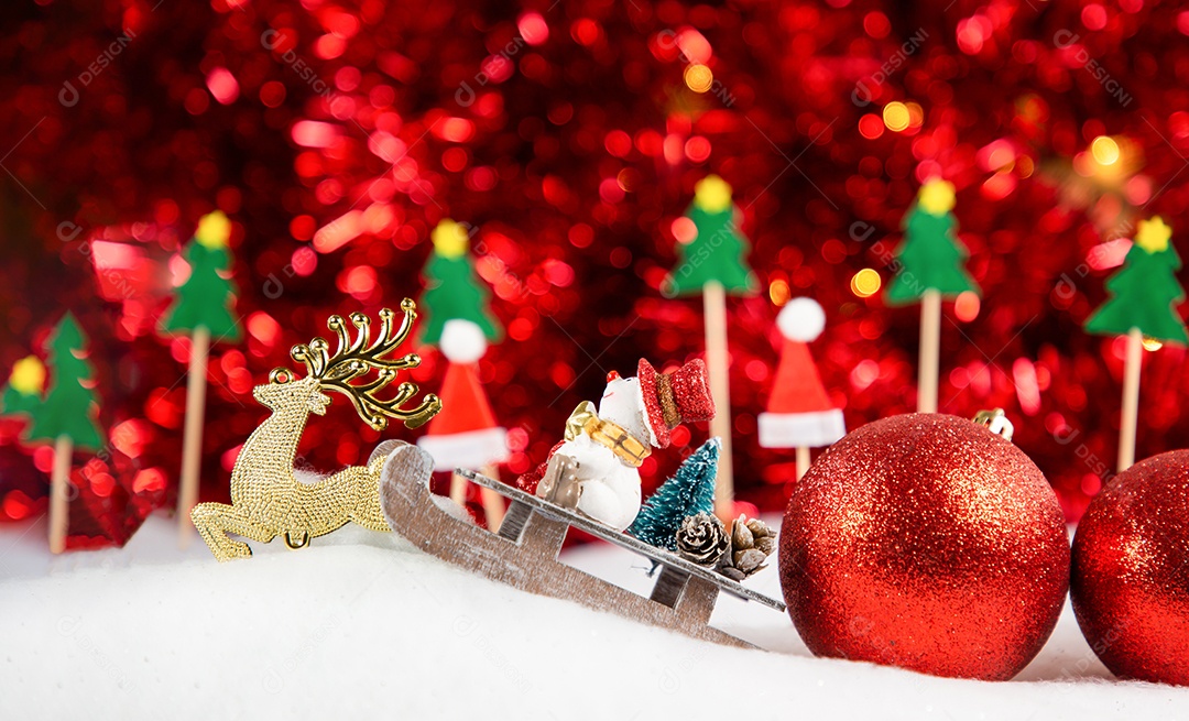 Decorações vermelha e dourada de natal