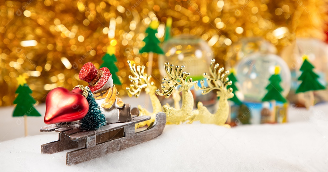 Decorações vermelha e dourada de natal