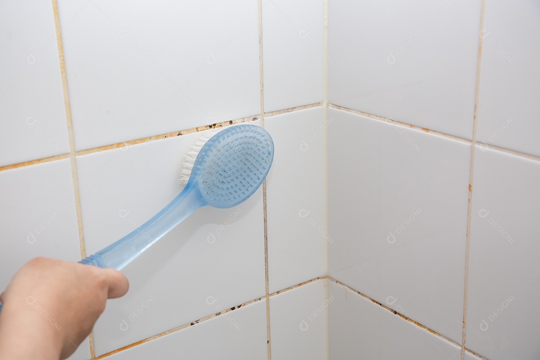 Mofo ou fungo na parede do banheiro causando mofo preto ou marrom no banheiro