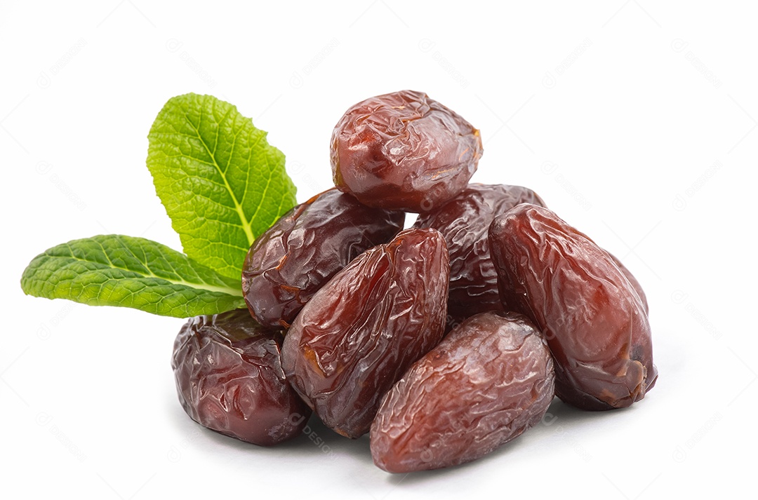 Fruto do grupo da palmeira Phoenix dactylifera ou frutos Dare isolados no fundo branco