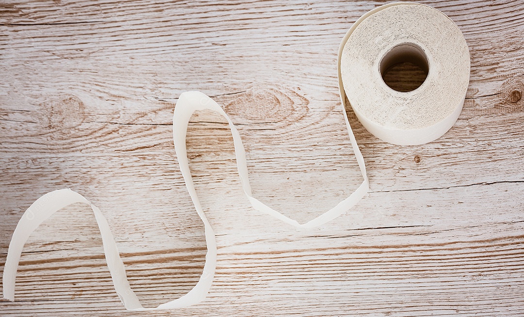 Um grande rolo de papel higiênico branco para uso em banheiros