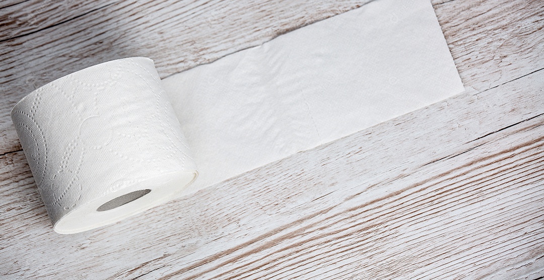 Um grande rolo de papel higiênico branco para uso em banheiros
