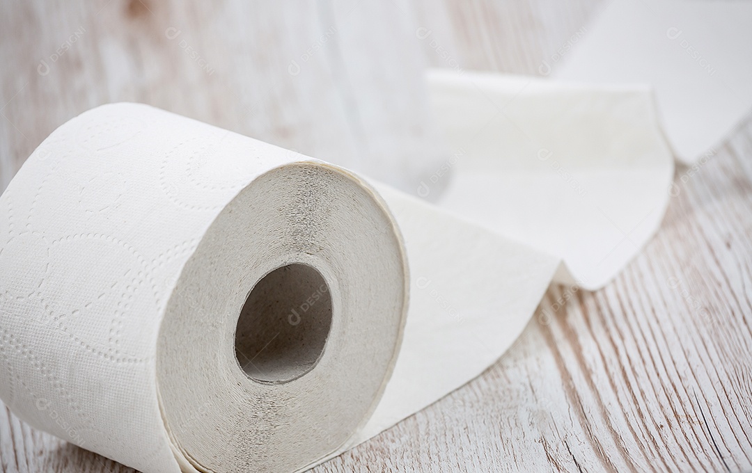Um grande rolo de papel higiênico branco para uso em banheiros