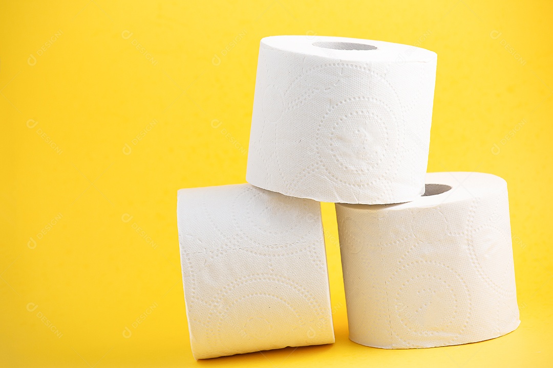 Um grande rolo de papel higiênico branco para uso em banheiros