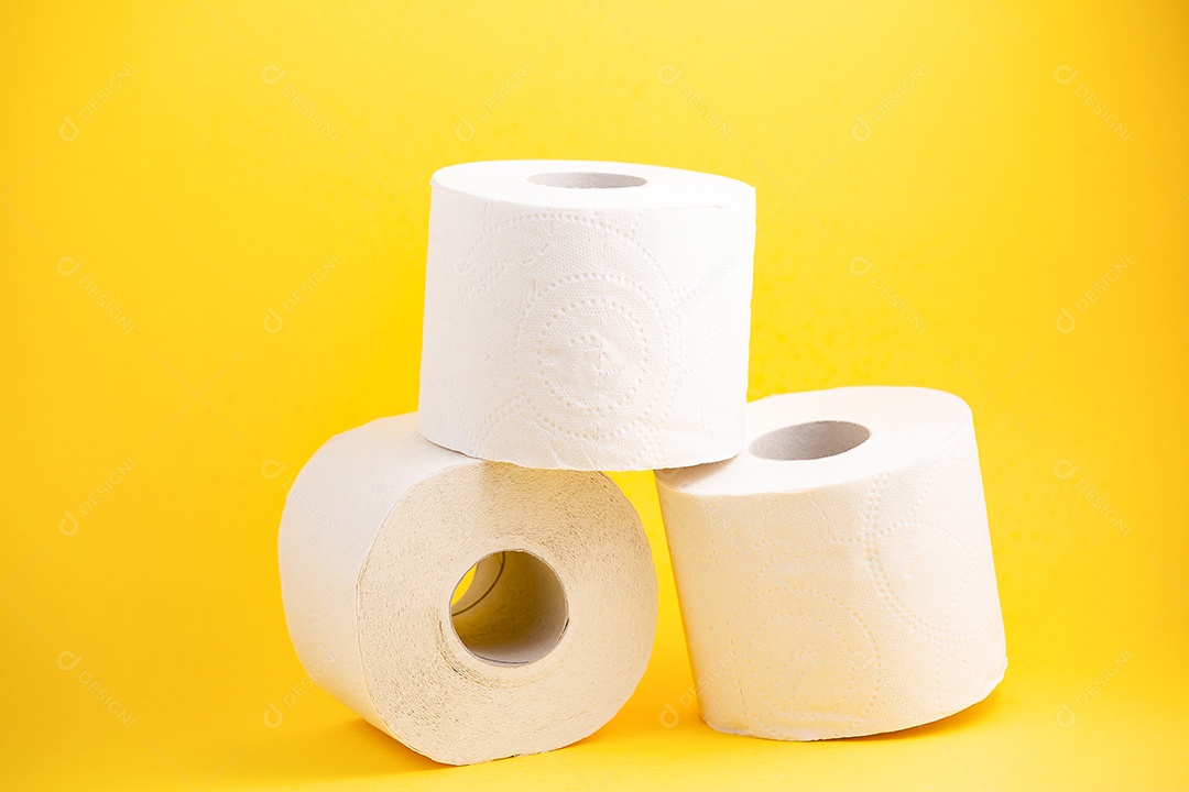 Um grande rolo de papel higiênico branco para uso em banheiros