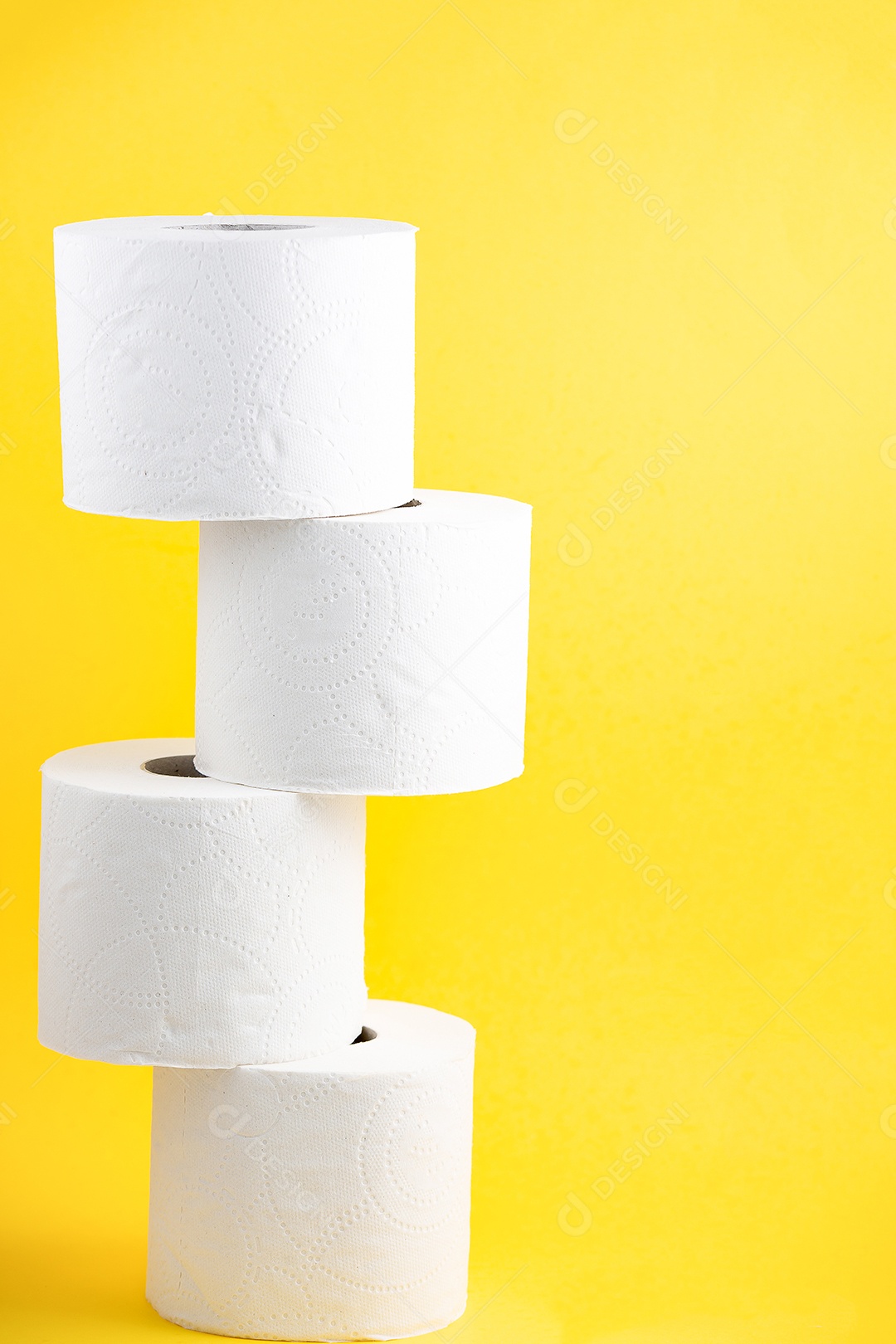 Rolo de papel higiênico usado para limpar a sujeira do banheiro isolado no fundo amarelo isolado