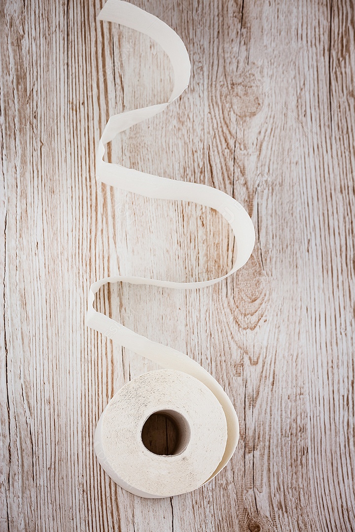 Um grande rolo de papel higiênico branco para uso em banheiros