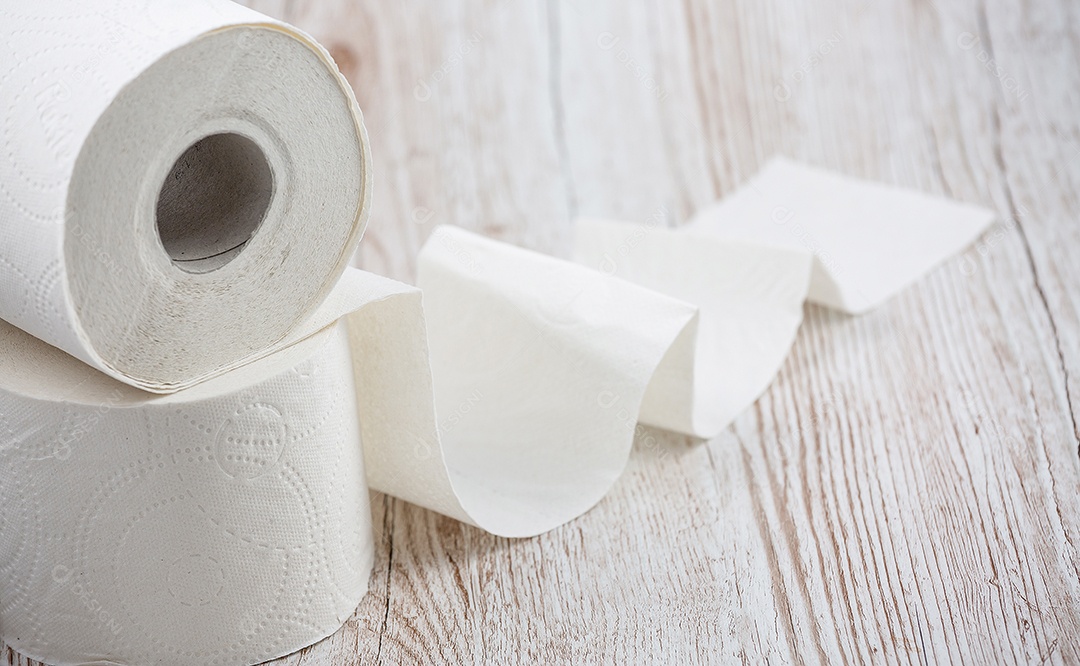 Um grande rolo de papel higiênico branco para uso em banheiros