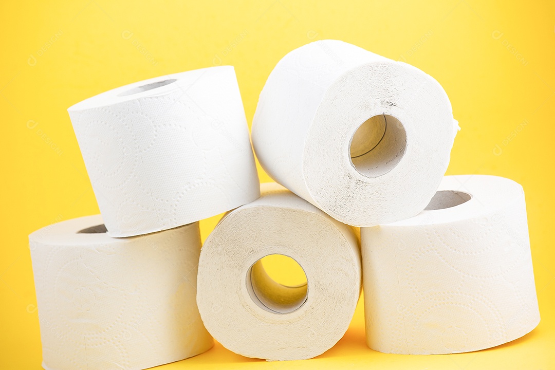 Um grande rolo de papel higiênico branco para uso em banheiros