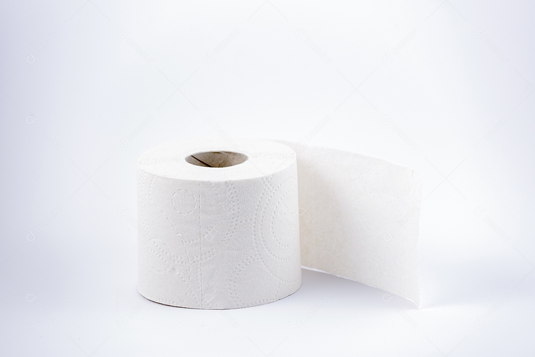 Rolo de papel higiênico usado para limpar a sujeira do banheiro isolado no fundo branco