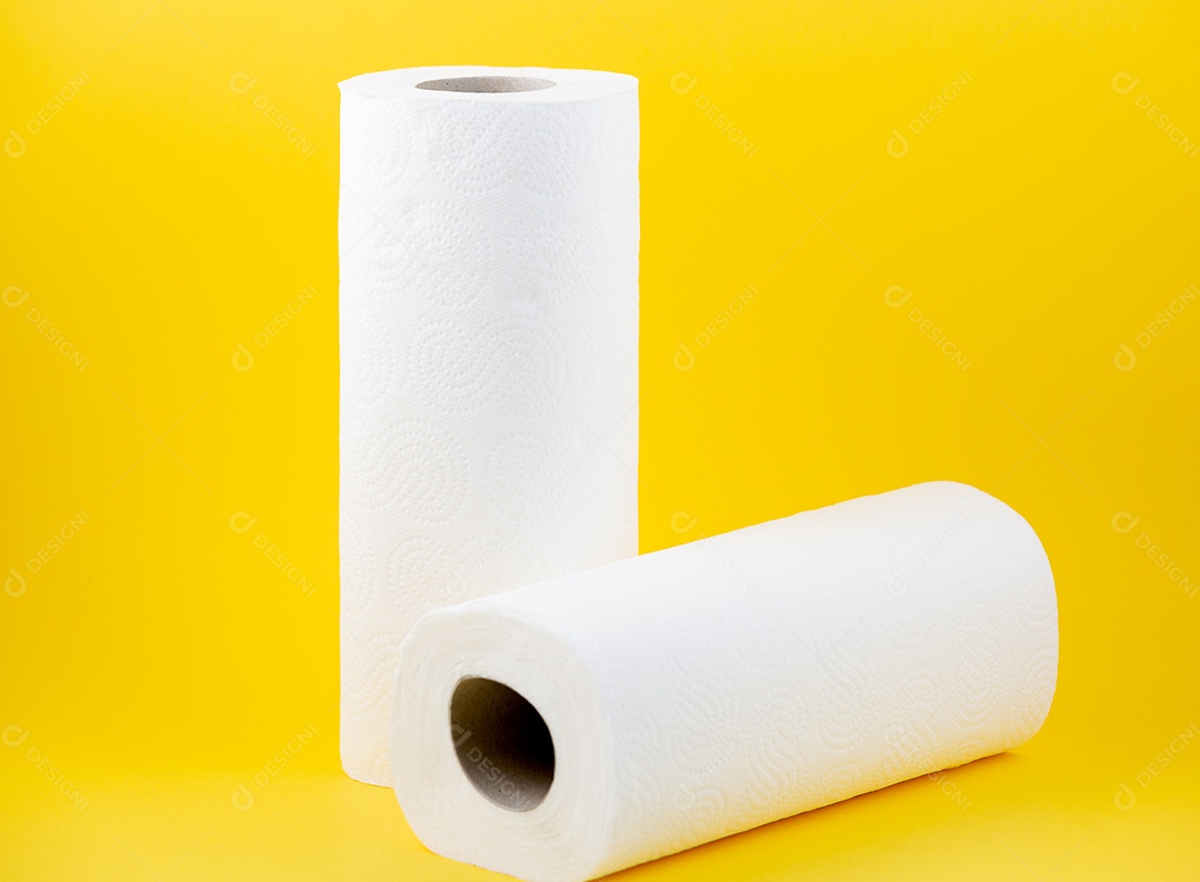 Um grande rolo de papel higiênico branco para uso em banheiros