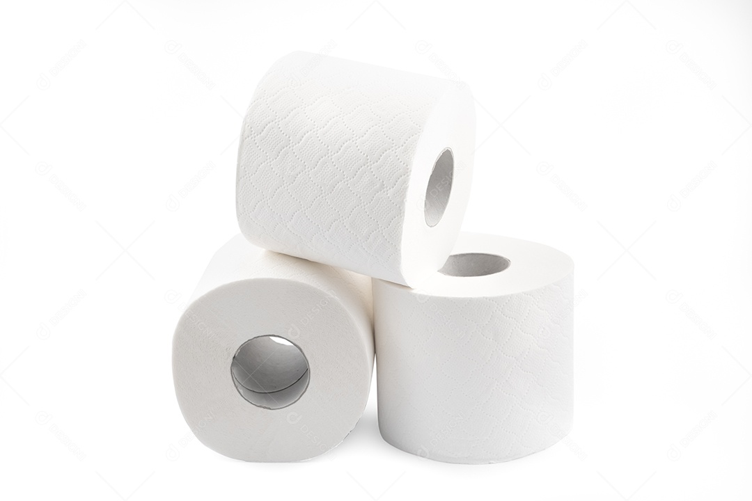 Rolo de papel higiênico usado para limpar a sujeira do banheiro isolado no fundo branco