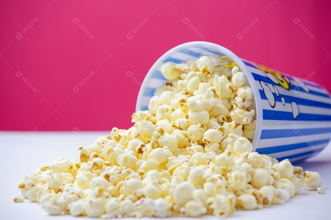 Pipoca de manteiga assada em um copo de papel listrado