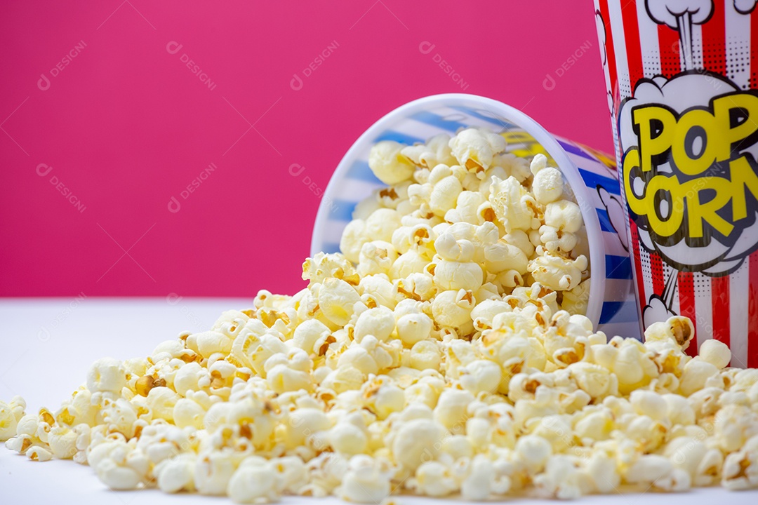 Pipoca de manteiga assada em um copo de papel listrado