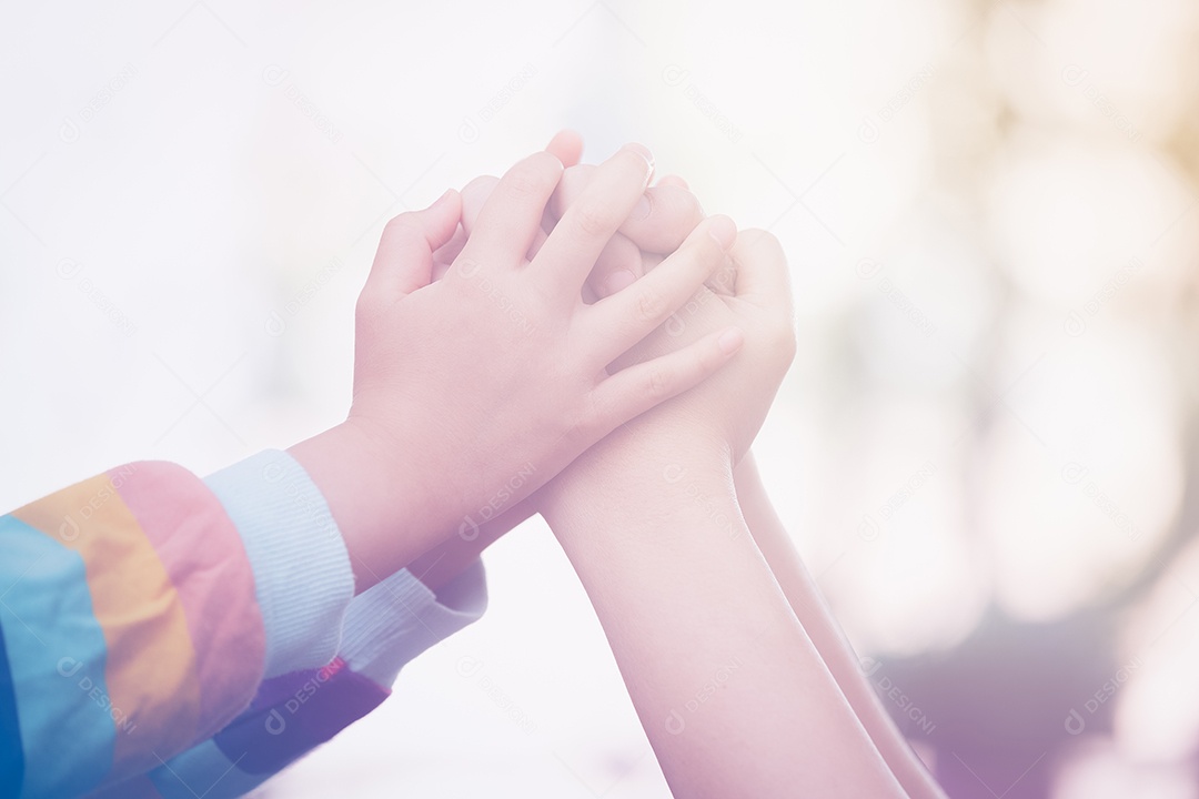 Mãos de mulher e crianças estão orando e adorando a Deus usando as mãos para orar em crenças religiosas e adoração cristã fundo vintage