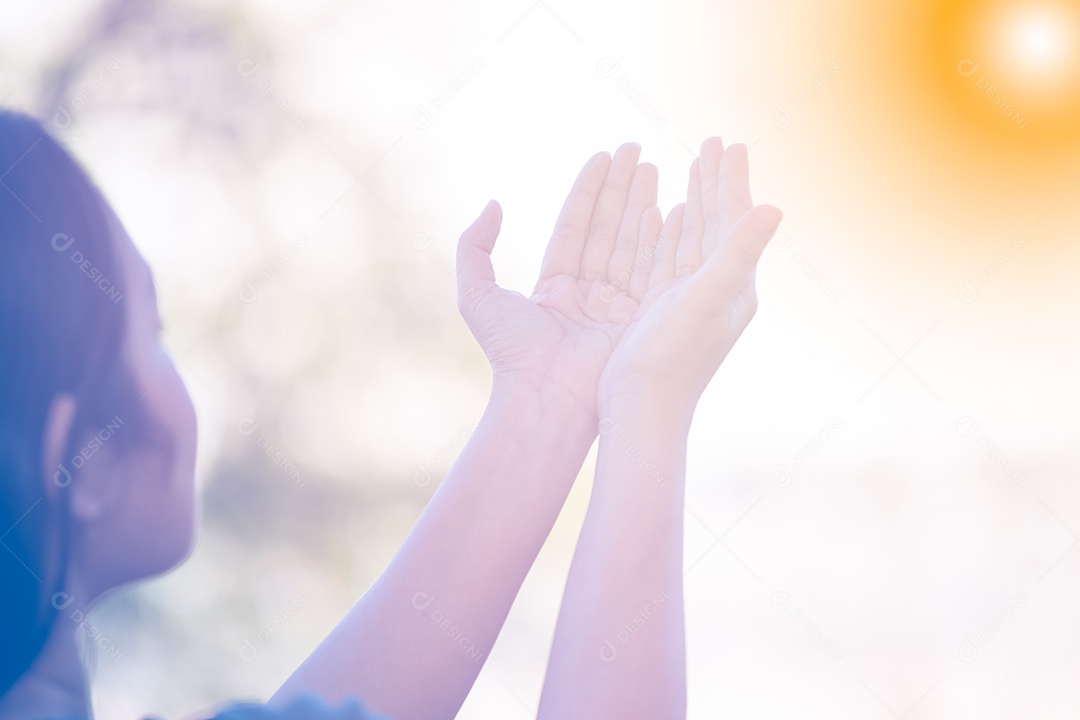 Mão de mulher rezando e adorando a Deus usando as mãos para orar em crenças religiosas e adoração cristã em fundo vintage