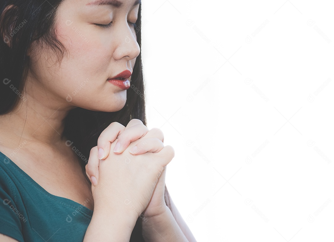 Mulher orando e adorando a Deus usando as mãos para orar em crenças religiosas e adoração cristã sobre fundo branco isolado