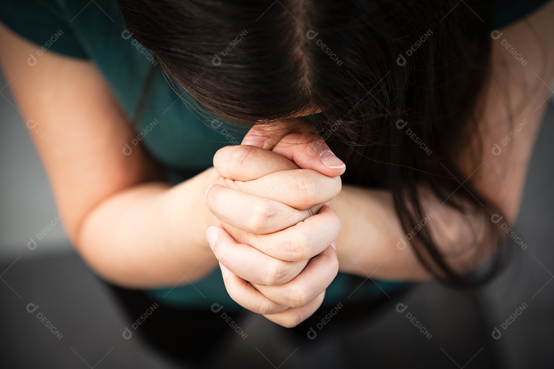 Mão de mulher rezando e adorando a Deus usando as mãos para orar em crenças religiosas e adoração cristã em fundo isolado