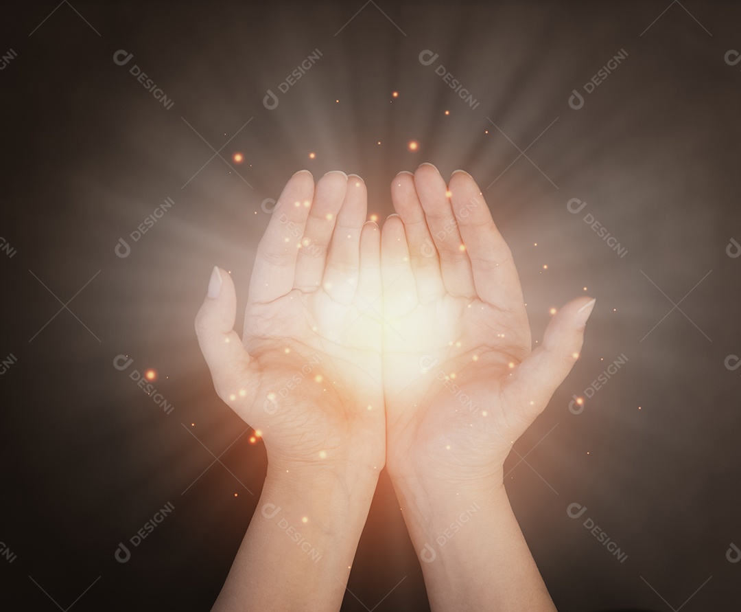 Mão de mulher rezando e adorando a Deus usando as mãos para orar em crenças religiosas e adoração cristã em fundo preto e branco