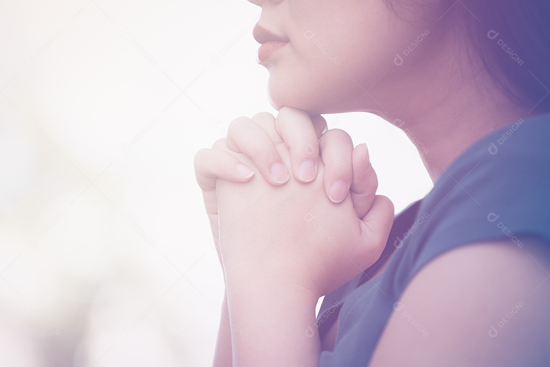 Mão de mulher rezando e adorando a Deus usando as mãos para orar em crenças religiosas e adoração cristã em fundo vintage