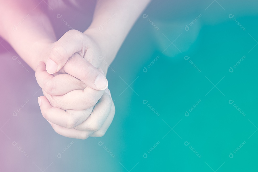 Mão de mulher rezando e adorando a Deus usando as mãos para orar em crenças religiosas e adoração cristã em fundo vintage