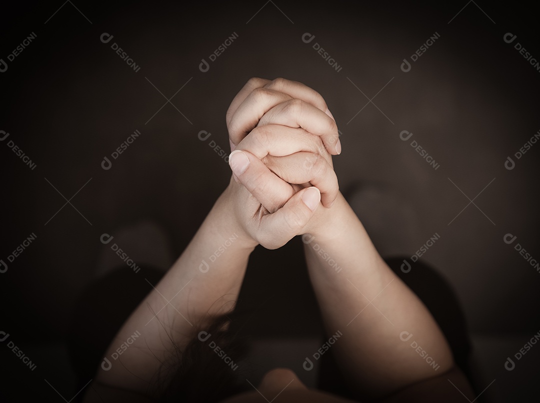 Mão de mulher rezando e adorando a Deus usando as mãos para orar em crenças religiosas e adoração cristã em fundo preto e branco