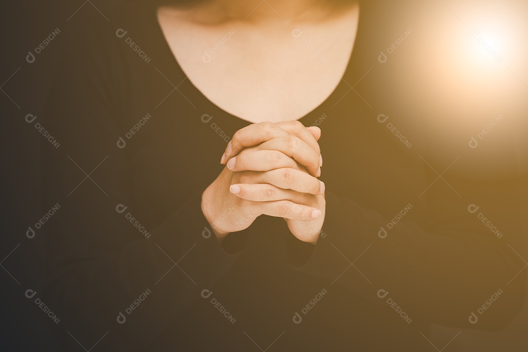 Orando e adorando a Deus usando as mãos para orar com o livro em crenças religiosas e adoração cristã na igreja ou em locais gerais em fundo isoladp