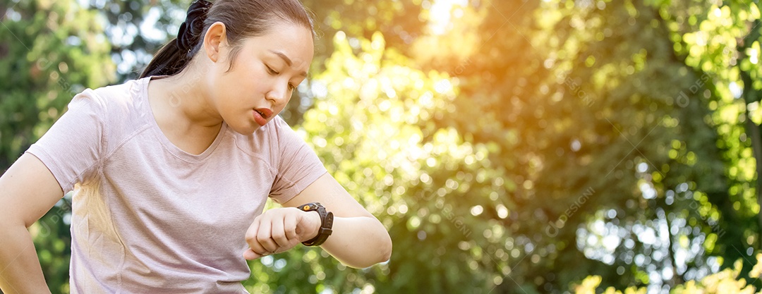 Jovem asiática fazendo exercícios de corrida no parque natural