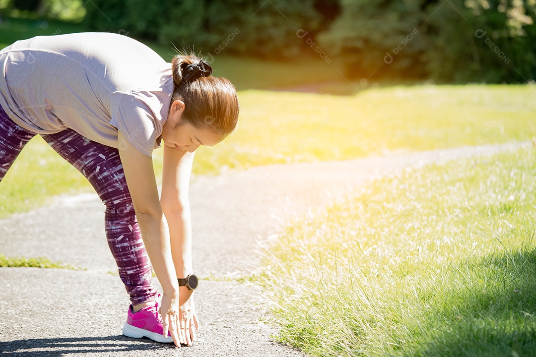 Jovem asiática fazendo exercícios de ioga no parque natural, exercício para a saúde ou aquecimento corporal
