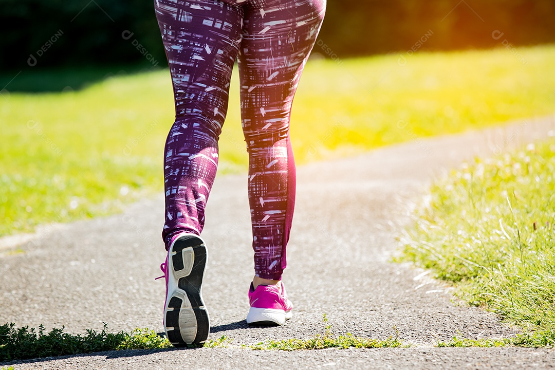 Jovem asiática fazendo exercícios de corrida no parque natural