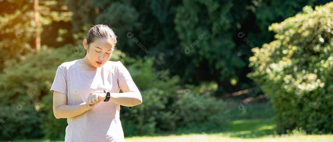 Jovem asiática fazendo exercícios de corrida no parque natural