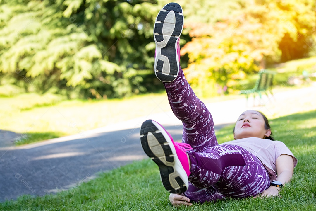 Jovem asiática fazendo exercícios de ioga no parque natural