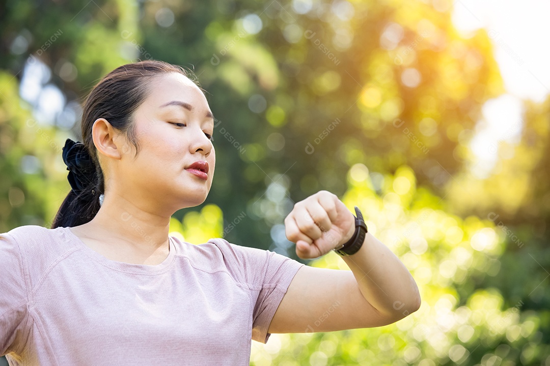 Jovem asiática fazendo exercícios de corrida no parque natural