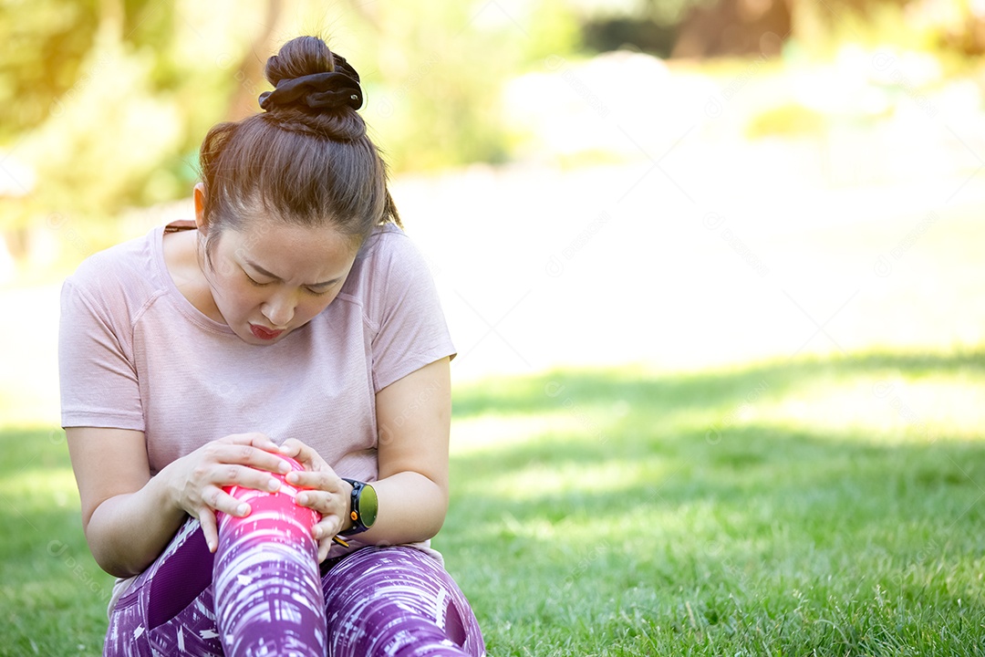 Sofrimento ou lesão na perna da mulher asiática após corrida ou canela de ioga durante o exercício ou aquecimento.