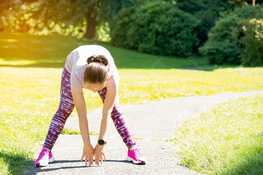 Jovem asiática fazendo exercícios de corrida no parque natural