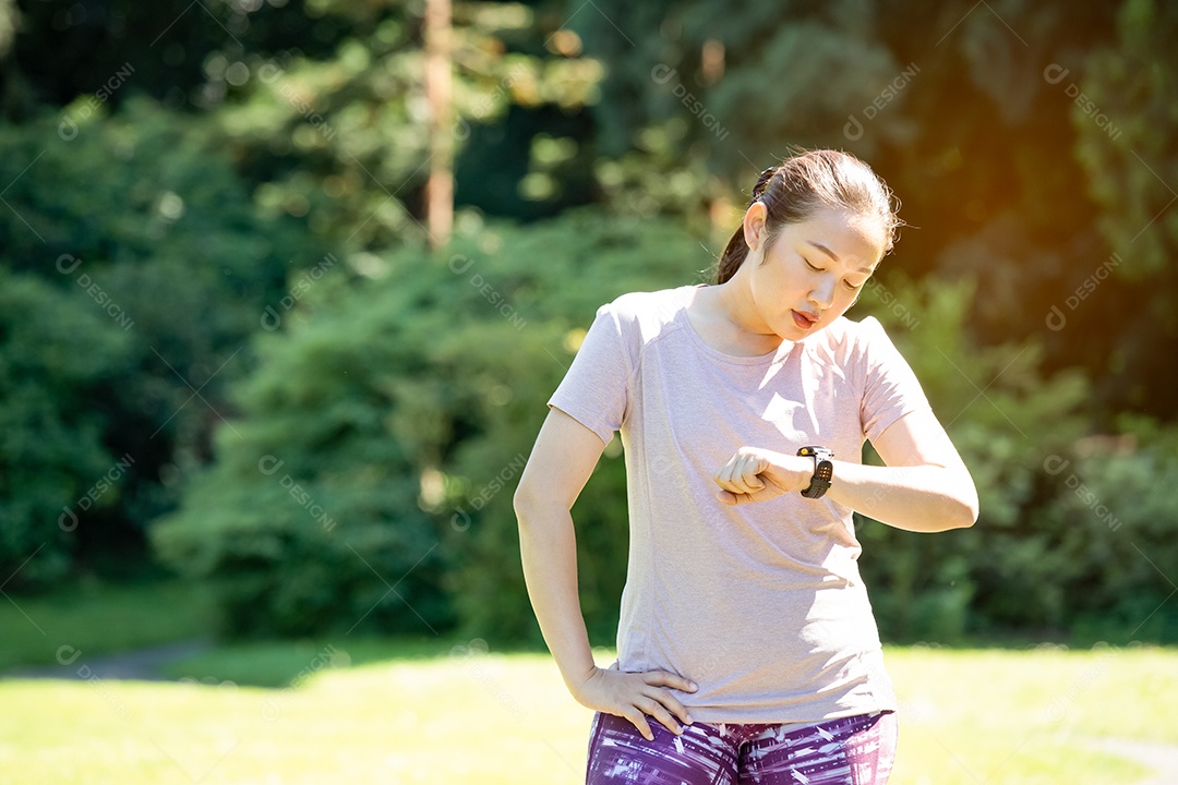 Jovem asiática fazendo exercícios de corrida no parque natural