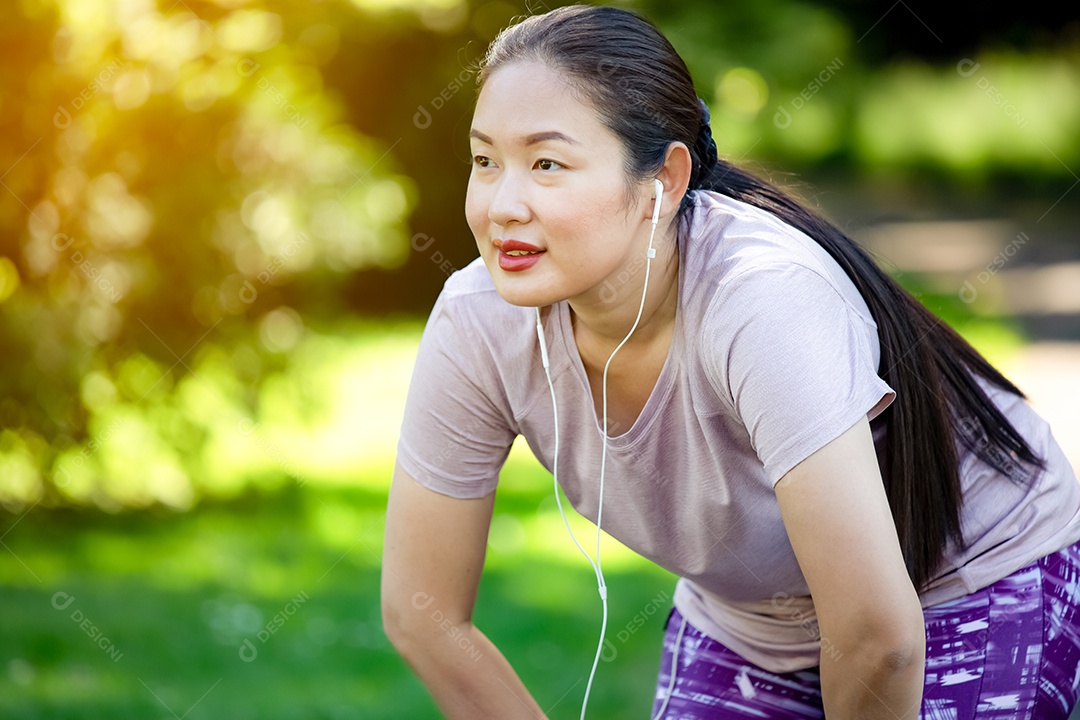 Jovem asiática fazendo exercícios de corrida no parque natural