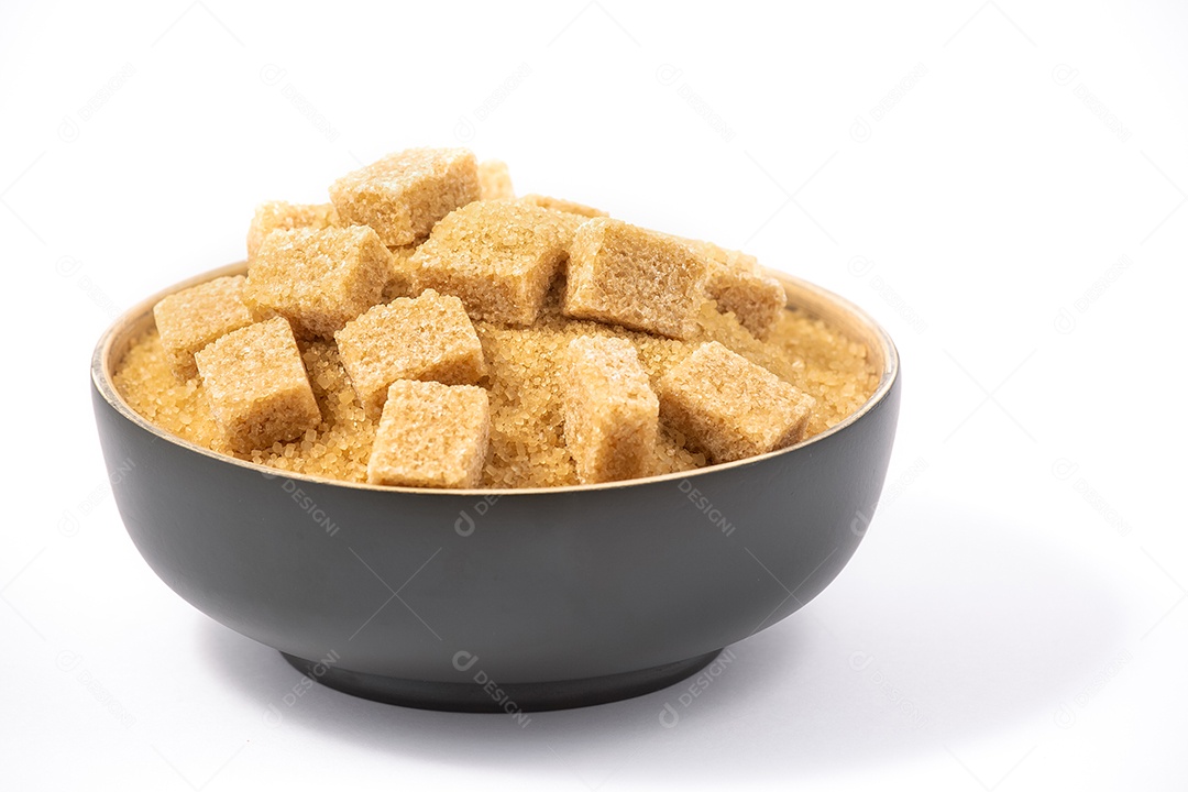 Açúcar mascavo em uma tigela de madeira ou colher de pau