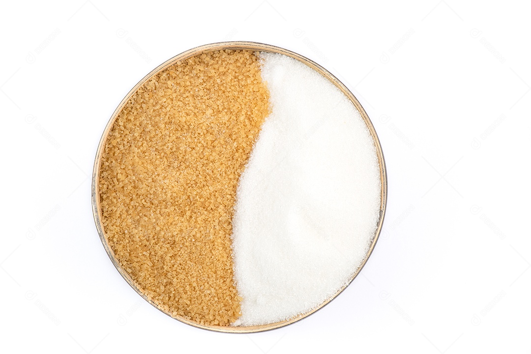 Açúcar mascavo em uma tigela de madeira ou colher de pau