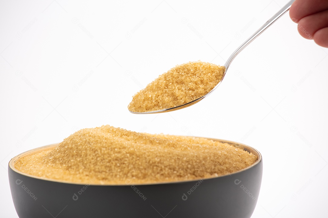 Açúcar mascavo em uma tigela de madeira ou colher de pau