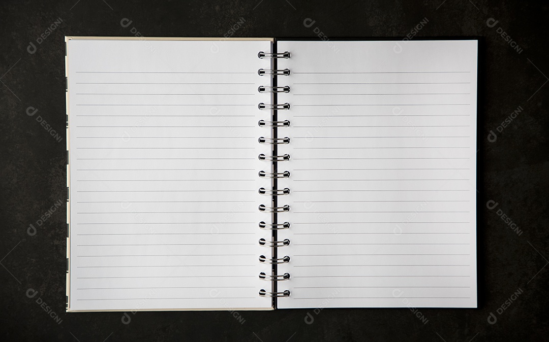 Caderno branco e acessórios e material de escritório na mesa de madeira com objetos estacionários