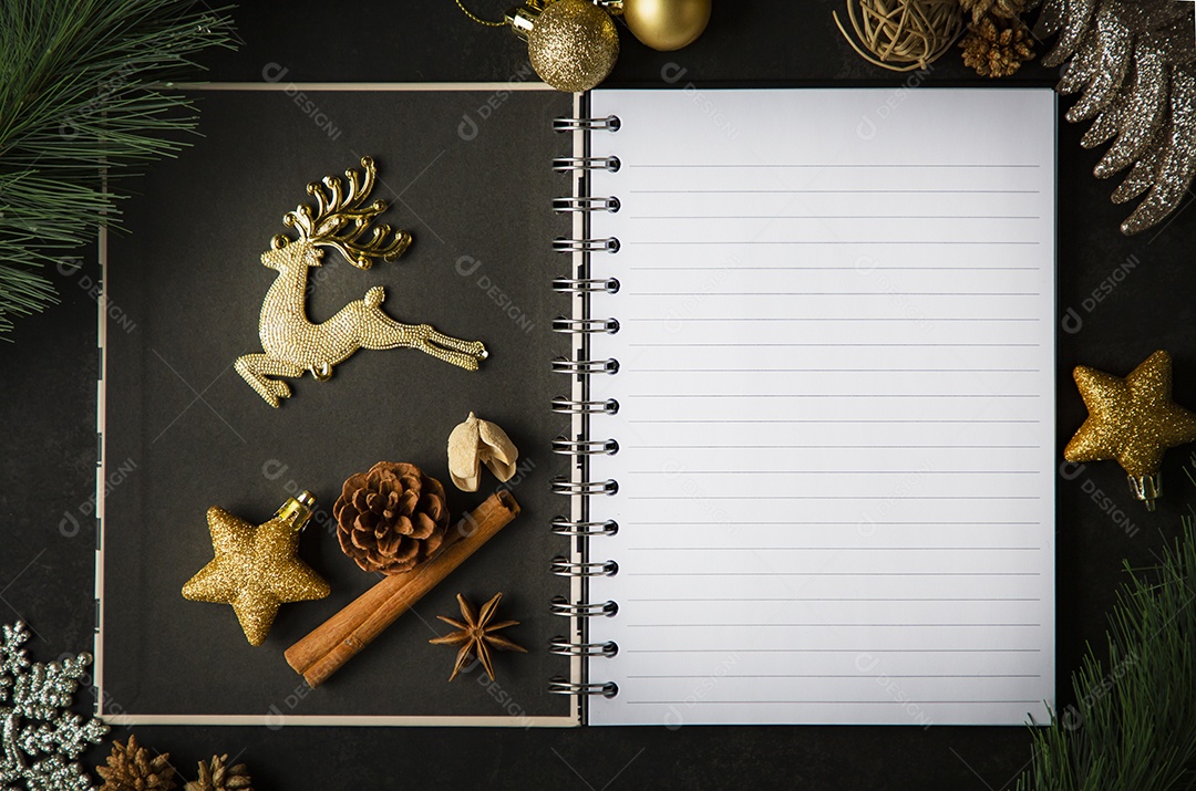 Cartão de moldura de Natal de férias e notas de livro aberto em branco vintage na mesa escura