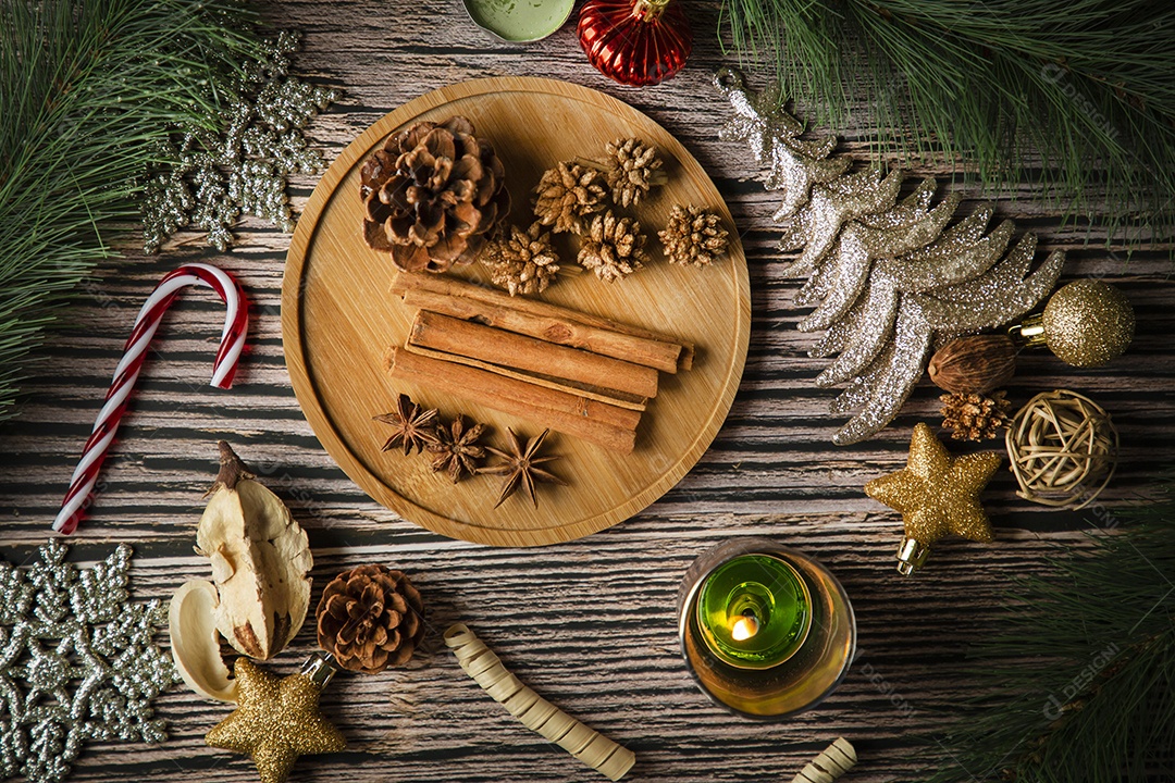 Natal e acessórios a mesa de madeira escura, espaço de cópia vazio para texto ou cartão Feliz Natal